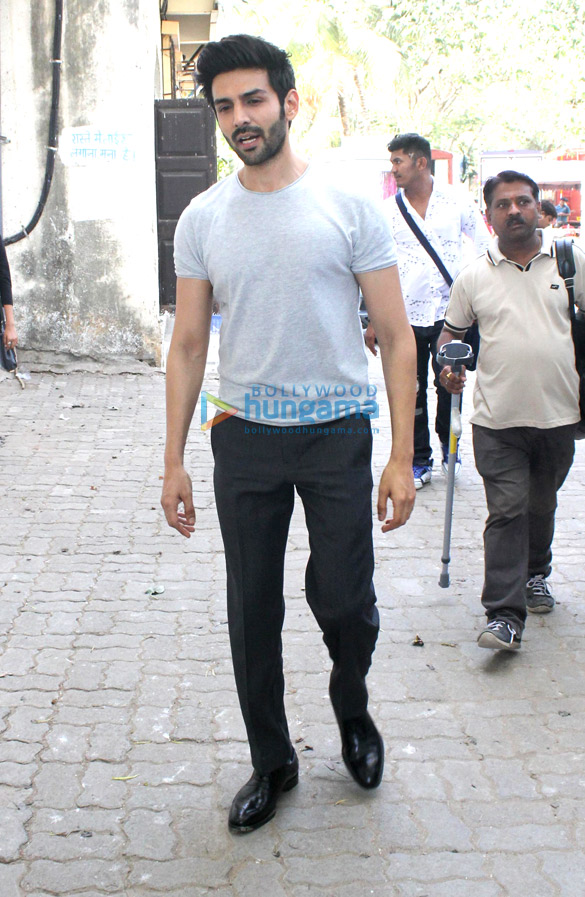 kartik aaryan spotted in malad 5