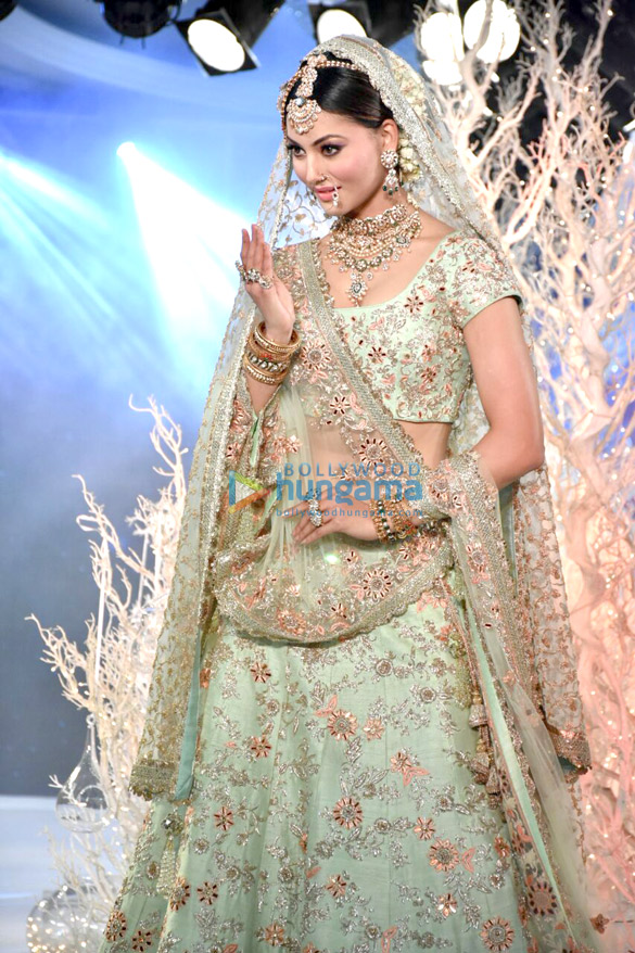 kriti kharbanda and urvashi rautela snapped at the wedding times show by vikram phadnis 3