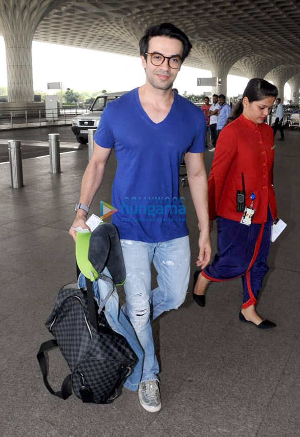 kunal khemu soha ali khan and others snapped at the airport 5