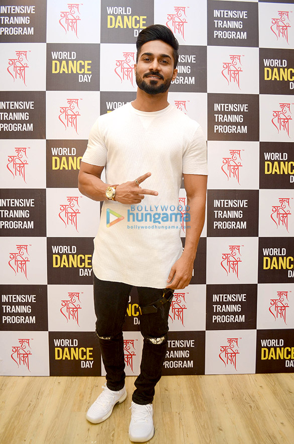 mouni roy and others attend shakti mohans nritya shakti celebrations for world dance day 8