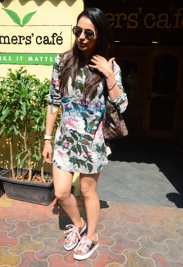rakul preet spotted at farmers cafe in bandra 2