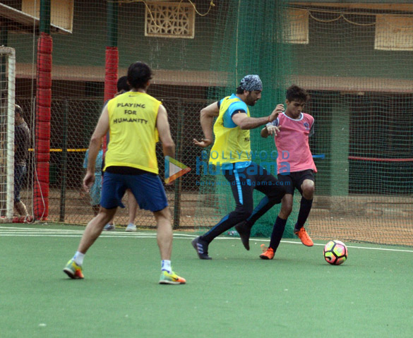 ranbir kapoor snapped at a football match in bandra 2