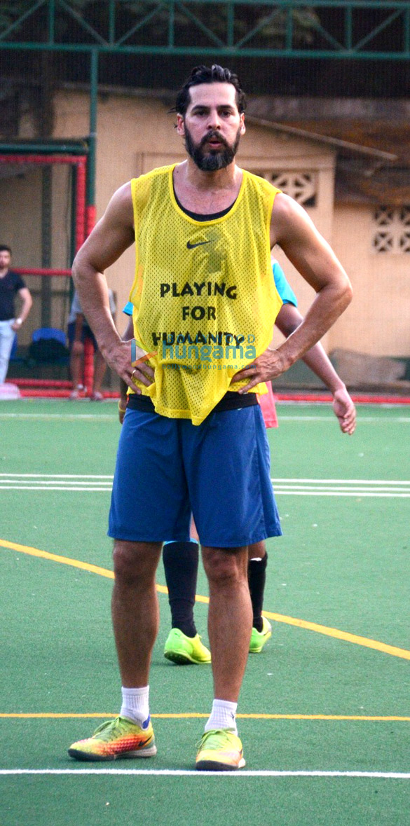 ranbir kapoor snapped at a football match in bandra 4