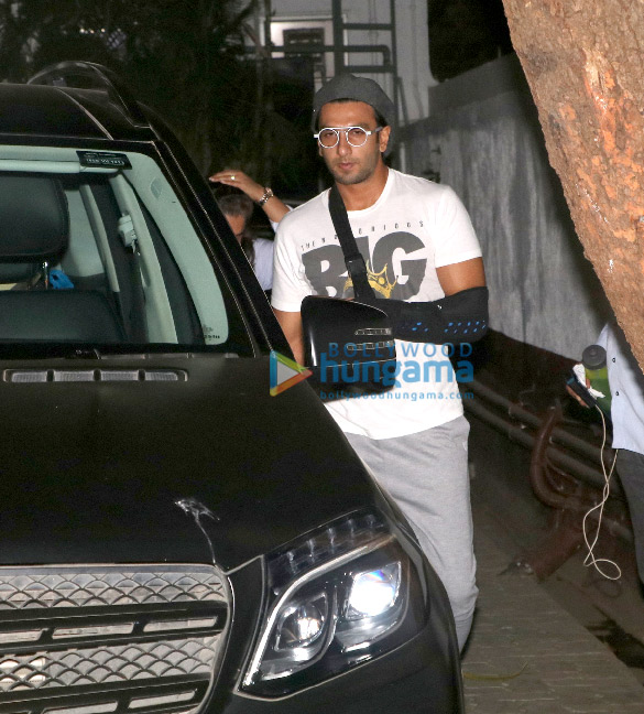ranveer singh spotted at physio rehab center in bandra 2