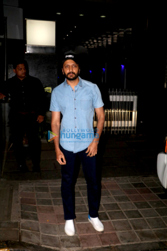 Riteish Deshmukh and Manyata Dutt snapped with their respective kids at Hakkasan Riteish Deshmukh and Manyata Dutt snapped with their respective kids at Hakkasan