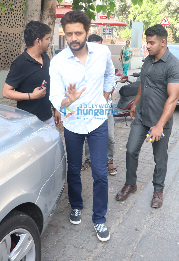 Riteish Deshmukh snapped at Cafe Coffee Day in Bandra Riteish Deshmukh snapped at Cafe Coffee Day in Bandra