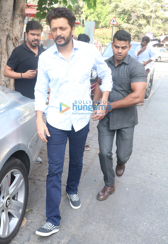 riteish deshmukh snapped at cafe coffee day in bandra 005 3