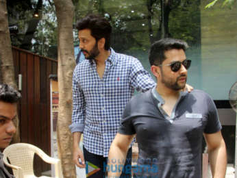 Ritesh Deshmukh and Aftab Shivdasini spotted at Starbucks in Khar