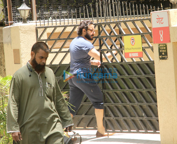 saif ali khan spotted at recording studio in bandra 4