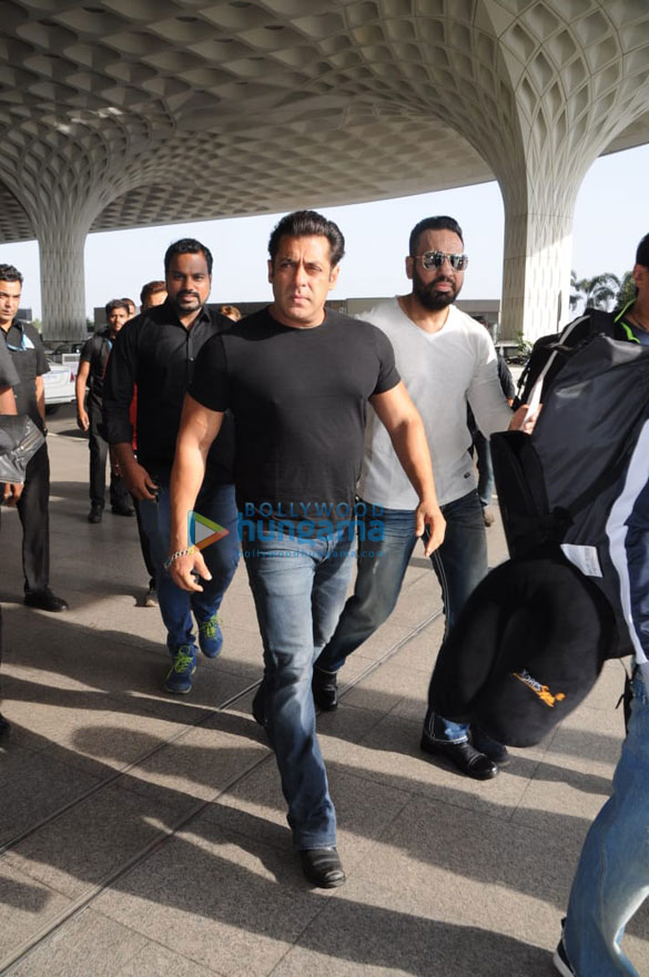 Salman Khan, Ramesh S Taurani, Jacqueline Fernandez snapped leaving for Da Bangg The Tour in Delhi Salman Khan, Ramesh S Taurani, Jacqueline Fernandez snapped leaving for Da Bangg The Tour in Delhi