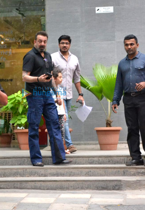 sanjay dutt and kids spotted at hinduja hospital in bandra 005 4