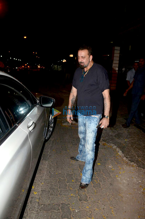 sanjay dutt snapped at ashutosh gowarikers office in khar 3