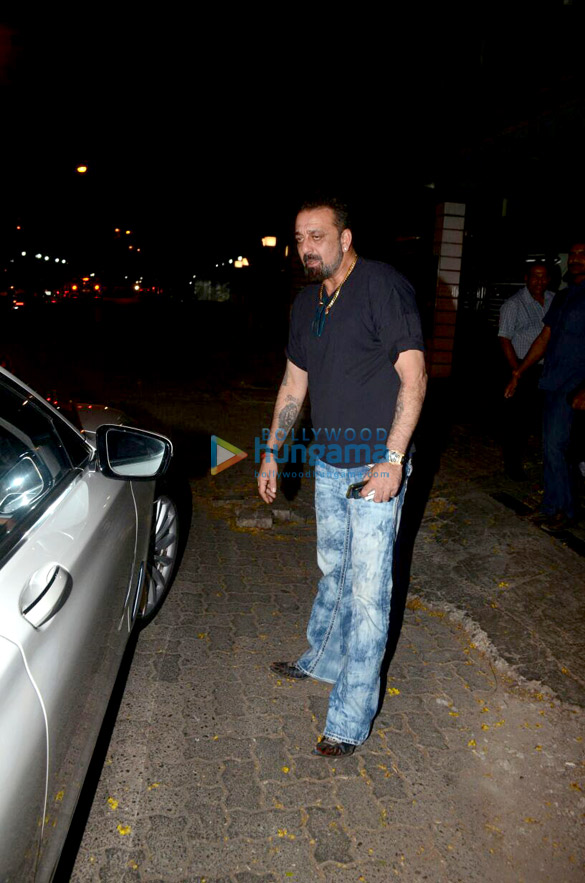 sanjay dutt snapped at ashutosh gowarikers office in khar 4