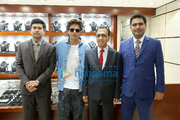 shah rukh khan snapped in dubai 2