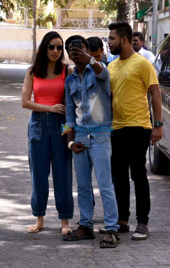 shraddha kapoor snapped near her home post a dubbing session 6
