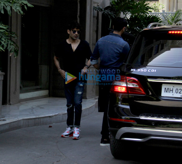 sidharth malhotra and abhay chopra spotted at bandra 4