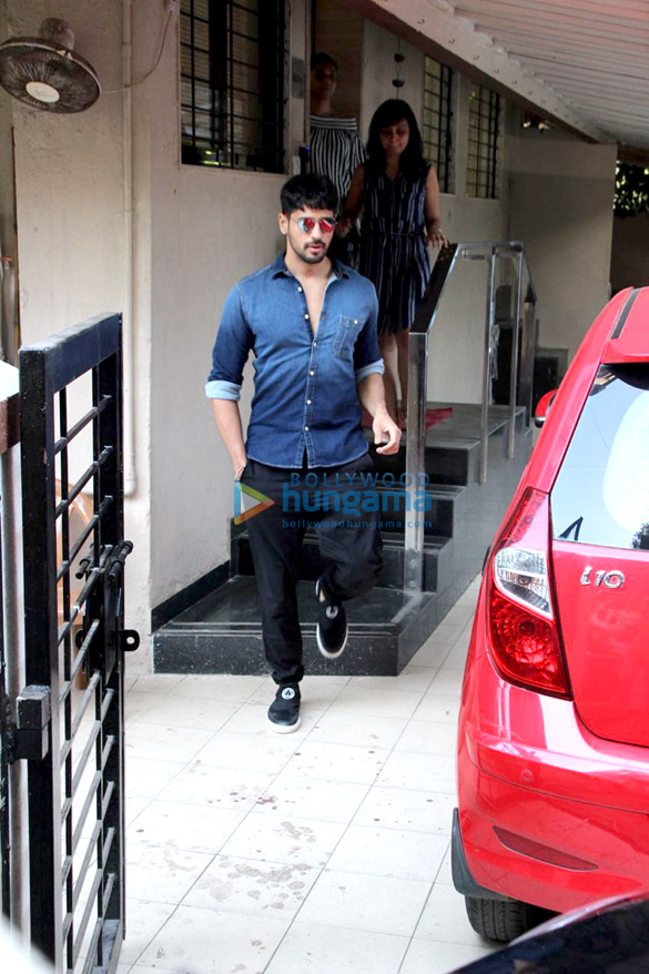 sidharth malhotra snapped at the matrix office 2 2