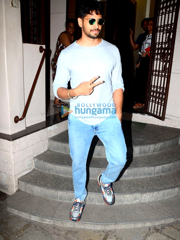 sidharth malhotra spotted at the dubbing studio in bandra 1 005