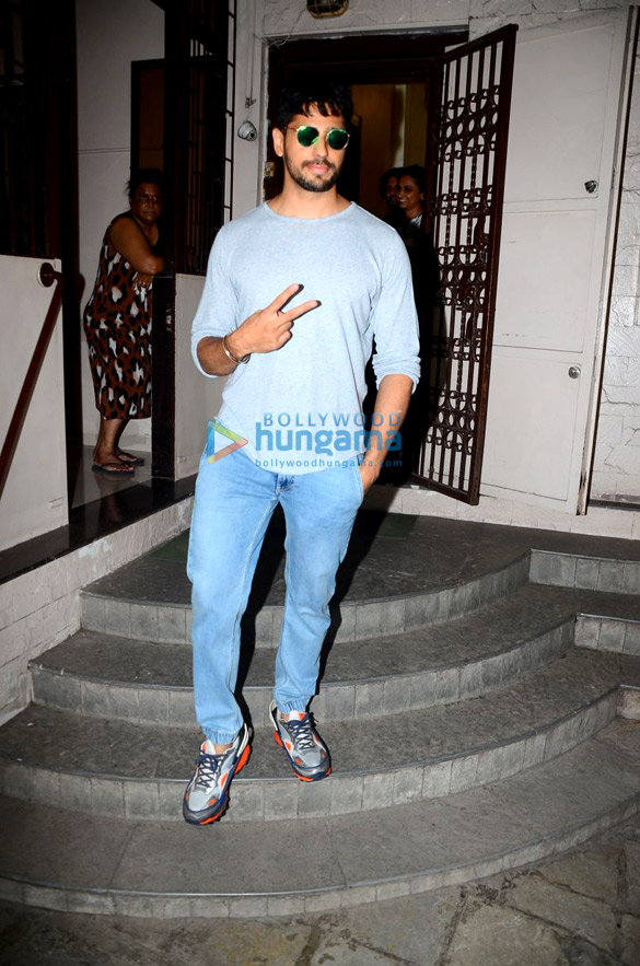 sidharth malhotra spotted at the dubbing studio in bandra 4 005
