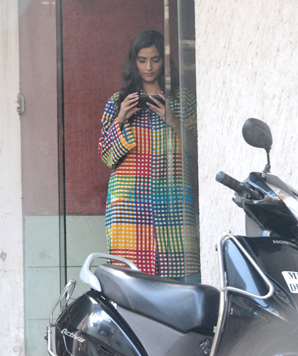 sonam kapoor snapped at a clinic 3