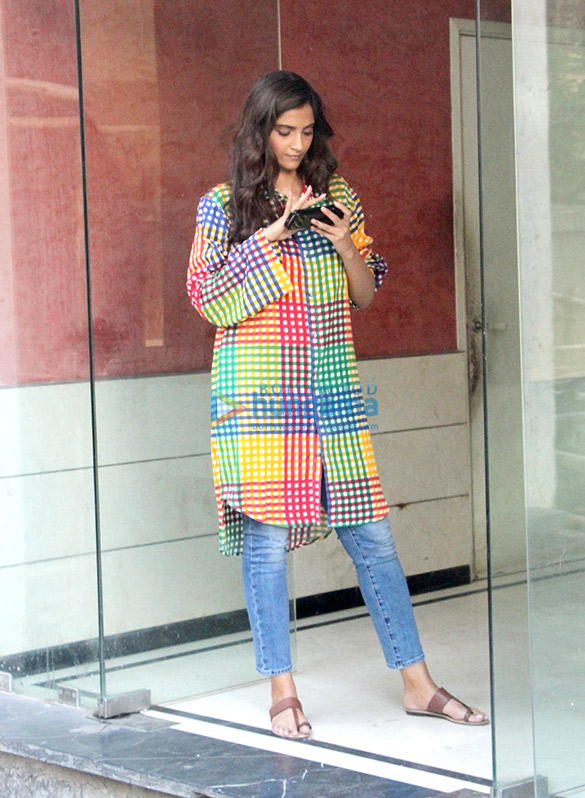 sonam kapoor snapped at a clinic 5