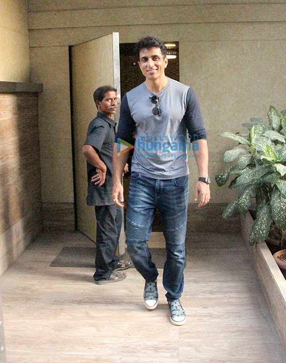 sonu sood spotted in bandra 1