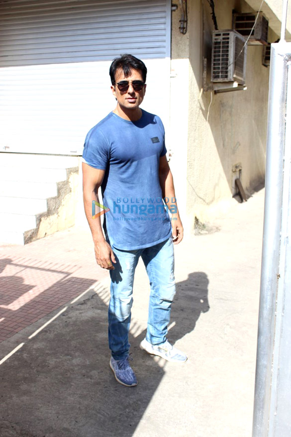 sonu sood spotted in juhu 2