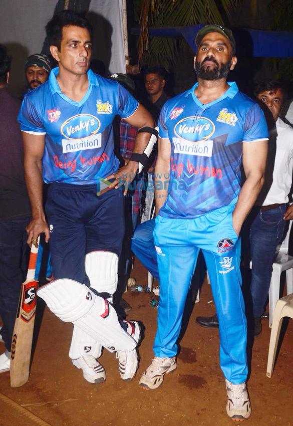 suniel shetty riteish deshmukh sonu sood and others at a match in mumbai 5