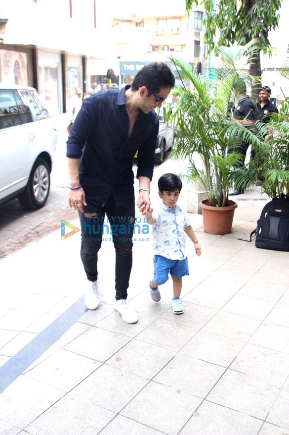 tusshar kapoor snapped with his son laksshya in bandra 3