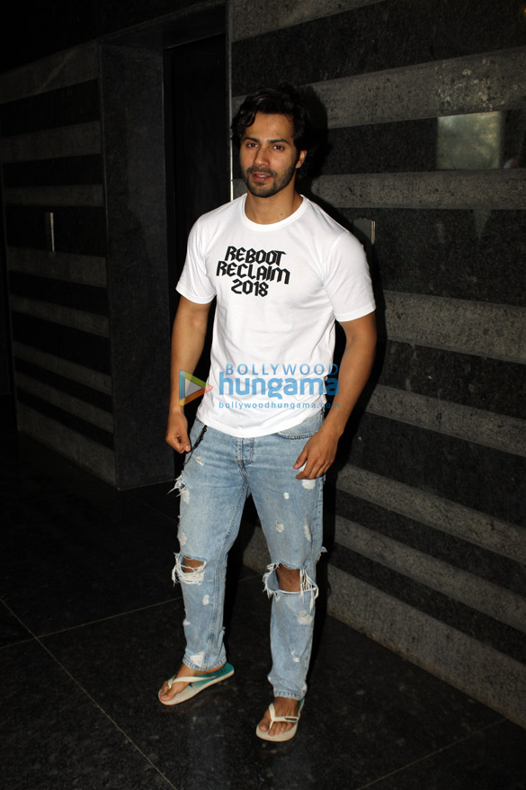 varun dhawan spotted at dharma productions office in andheri 4