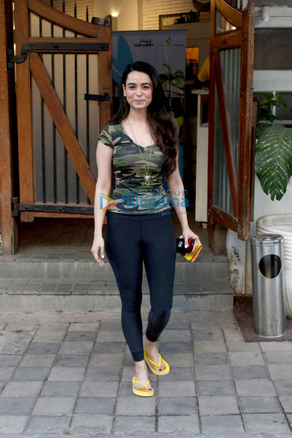 yami gautam and soundarya sharma spotted at the fable cafe in juhu 4