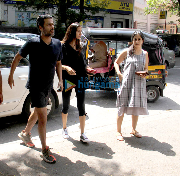 abhishek kapoor snapped with wife in bandra 3
