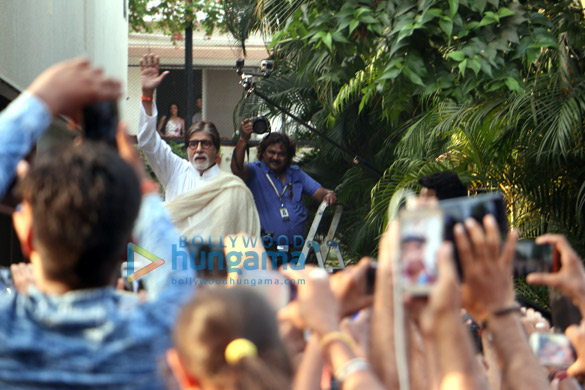 amitabh bachchan snapped greeting fans 4 2