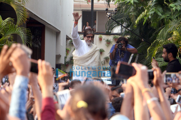 Amitabh Bachchan snapped greeting his fans