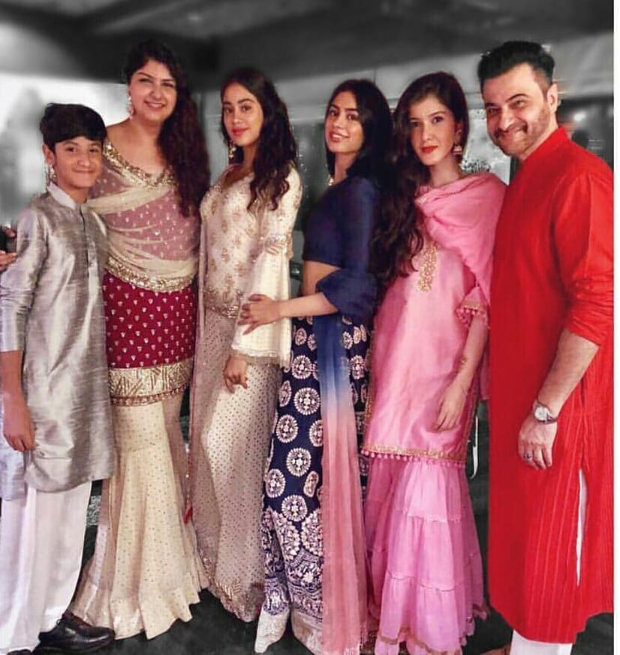 Anshula, Janhvim Khushi and Shanay with Sanjay Kapoor at Sonam Kapoor's Mehendi ceremony