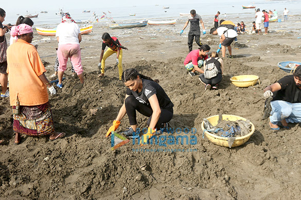anusha dandekar and saiyami kher cleans mumbais versova beach 4