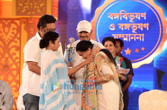 asha bhosle conferred with the banga bibhushan award by the west bengal cm mamata banerjee 1