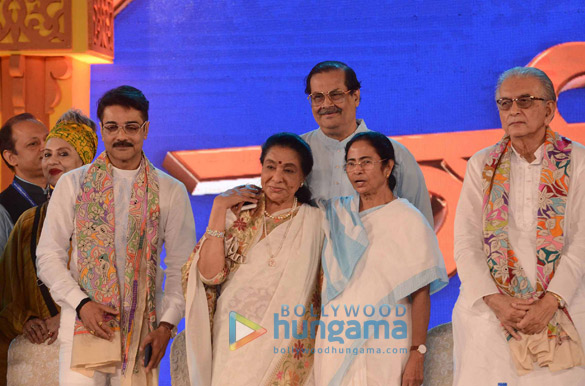 asha bhosle conferred with the banga bibhushan award by the west bengal cm mamata banerjee 3
