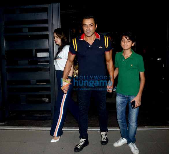bobby deol celebrates his marriage anniversary with family 4