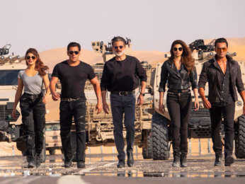 Check out the quirky behind the scenes of Race 3 where Salman Khan directs Jacqueline’s helicopter scene!!!! Check out the quirky behind the scenes of Race 3 where Salman Khan directs Jacqueline’s helicopter scene!!!!