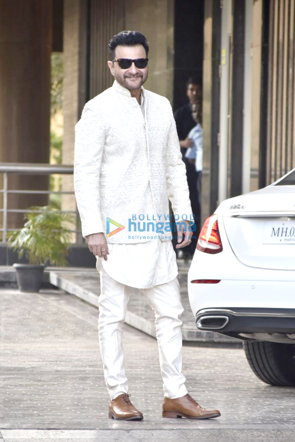 clebs snapped arriving for sonam kapoors mehendi at signature island in bkc 002