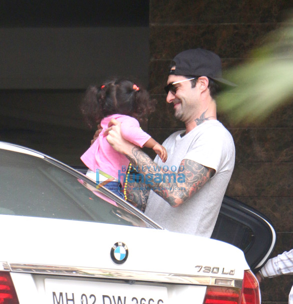 daniel weber and sunny leone snapped with their daughter at their new apartment in juhu 2