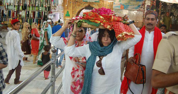Ekta Kapoor recently visited Ajmer Sharif to seek blessings for Veere Di Wedding Ekta Kapoor recently visited Ajmer Sharif to seek blessings for Veere Di Wedding