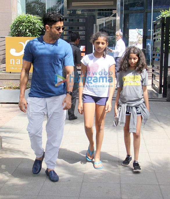 farhan akhtar snapped with his children at yauatcha in bkc 1
