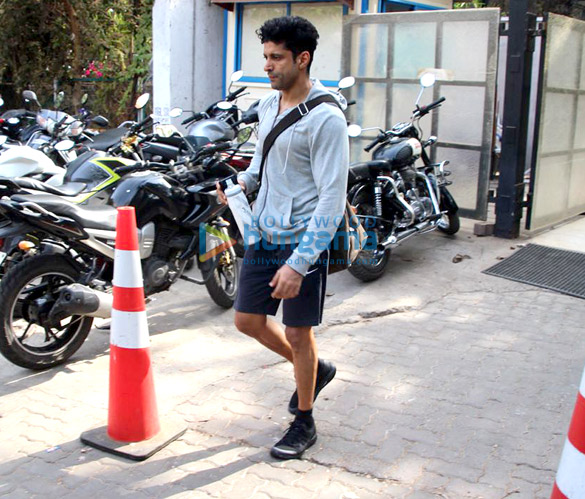 farhan akhtar spotted at otters club 3 2