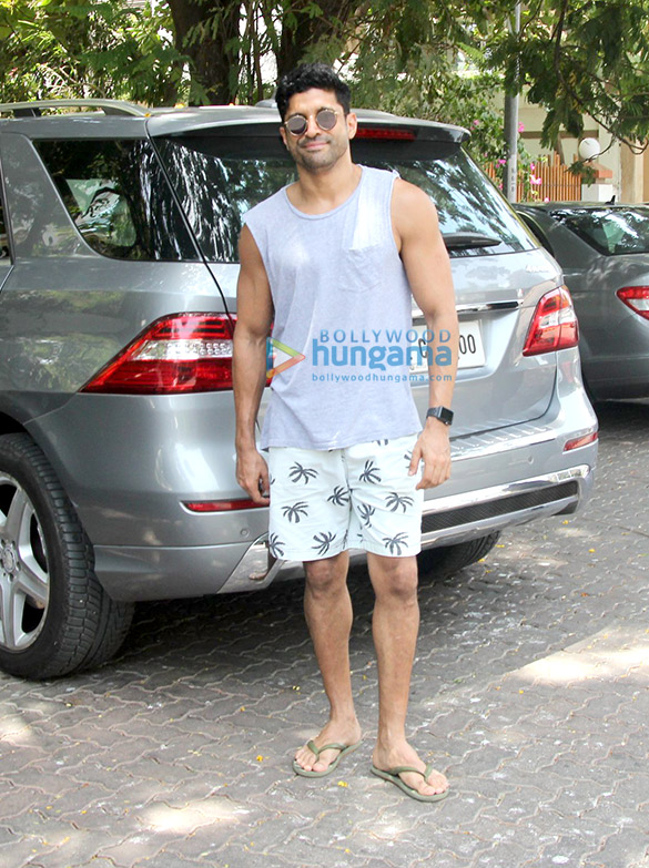 farhan akhtar spotted at otters club in bandra 2 4