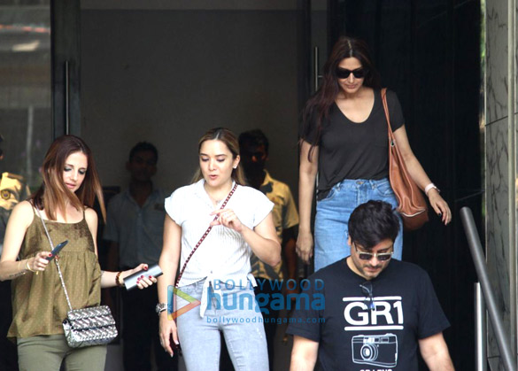 hrithik roshan zayed khan and sonali bendre spotted with family post lunch in juhu 2