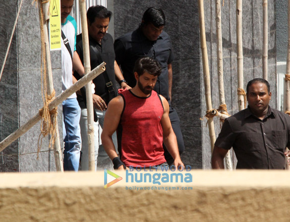 hrithik roshan snapped on location of a shoot in bandra 4 005