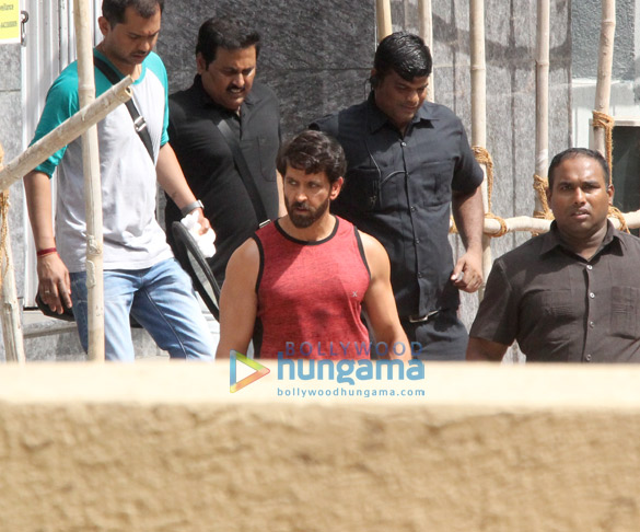 hrithik roshan snapped on location of a shoot in bandra 5 005