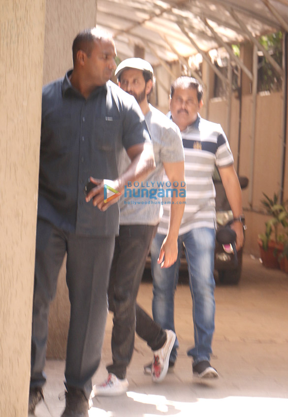 hrithik roshan spotted in juhu 2